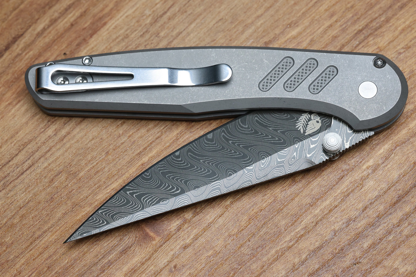 PRO-TECH AVALON PEACE NEIGHBOR 17-4 HANDLE W/ BLACK LIP PEARL BUTTON & CHAD NICHOLS BOOMERANG DAMASCUS