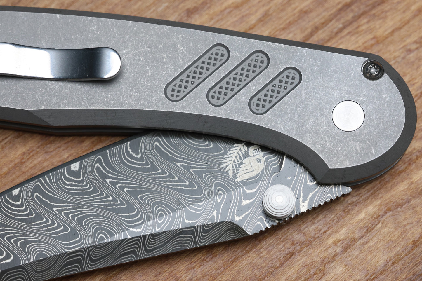 PRO-TECH AVALON PEACE NEIGHBOR 17-4 HANDLE W/ BLACK LIP PEARL BUTTON & CHAD NICHOLS BOOMERANG DAMASCUS
