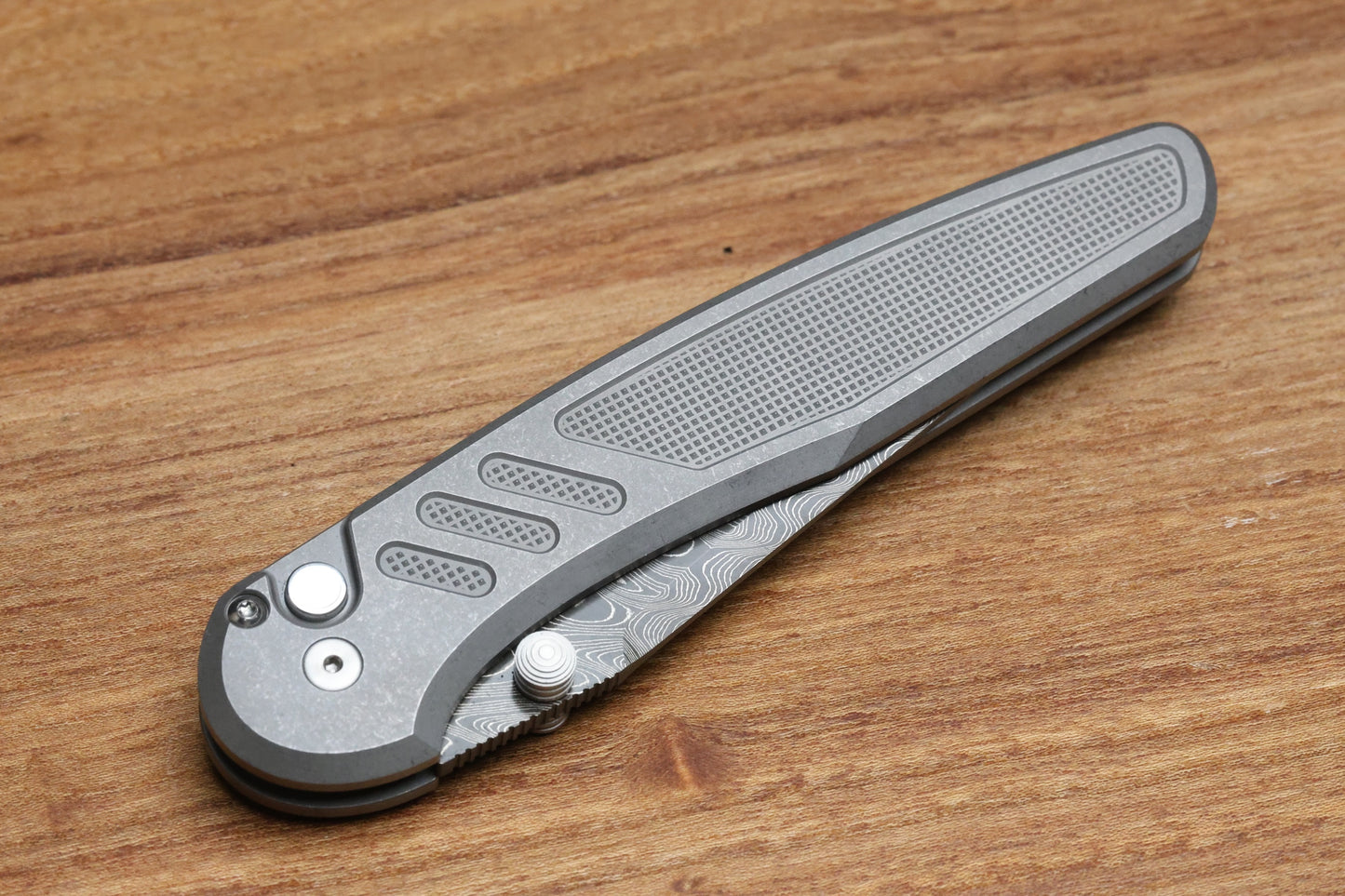 PRO-TECH AVALON PEACE NEIGHBOR 17-4 HANDLE W/ BLACK LIP PEARL BUTTON & CHAD NICHOLS BOOMERANG DAMASCUS