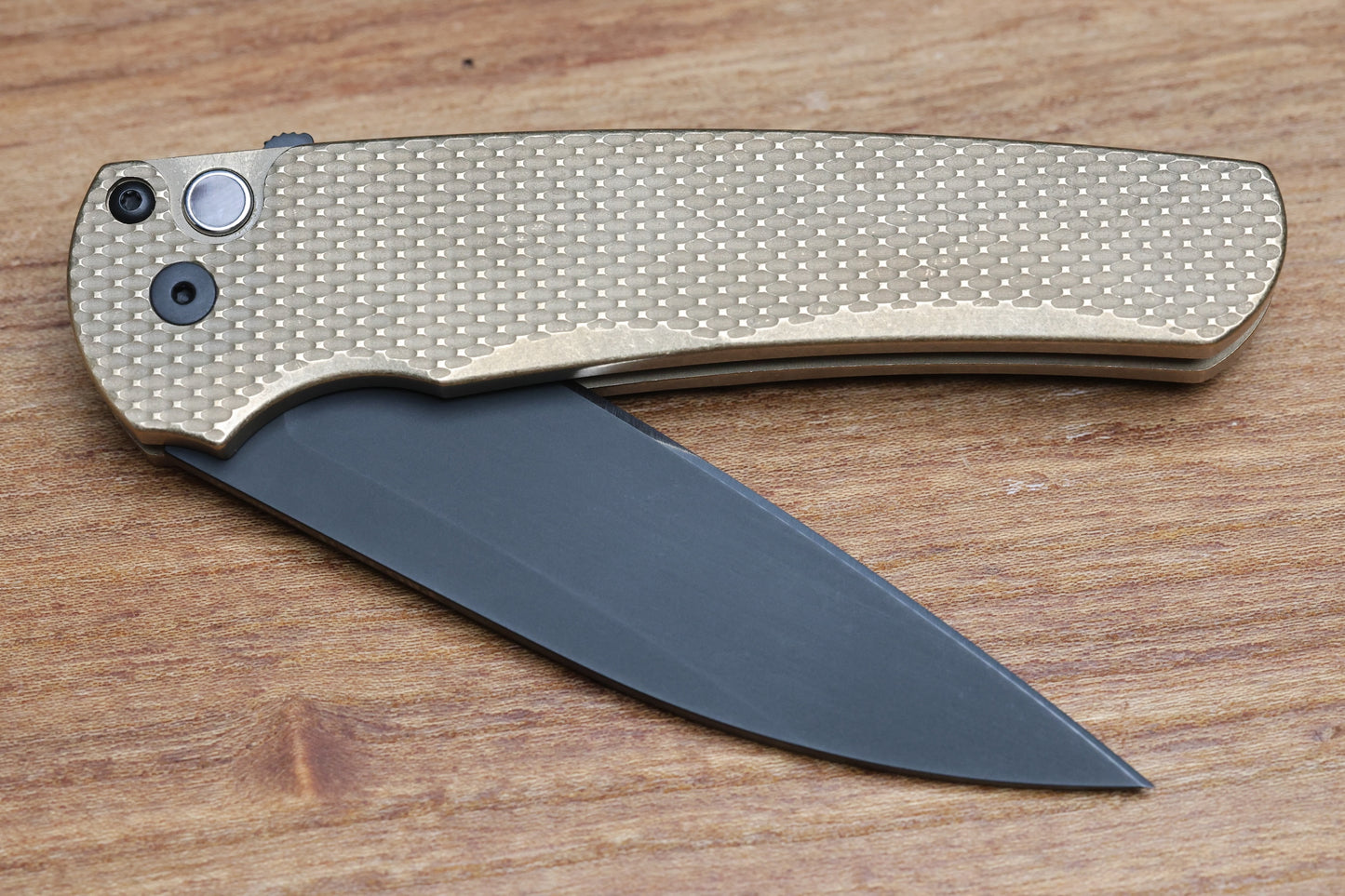 PRO-TECH MALIBU ALBRONZE TEXTURED HANDLE W/ BLACK LIP PEARL BUTTON & DLC MAGNACUT WHARNCLIFFE BLADE 5316