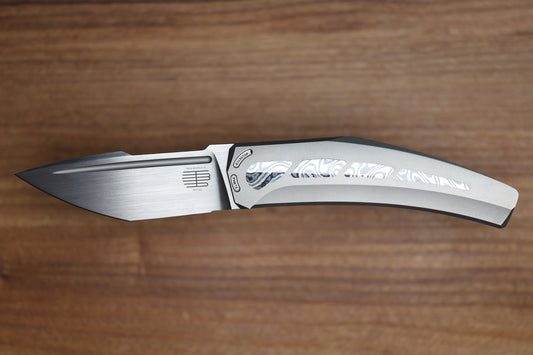 TASHI BHARUCHA LARGE KRYPTON W/ LEE WILLIAMS KICKSTOP TITANIUM HANDLE W/ MONOCHROME DARK TIMASCUS INLAYS & ELMAX (PREOWNED)