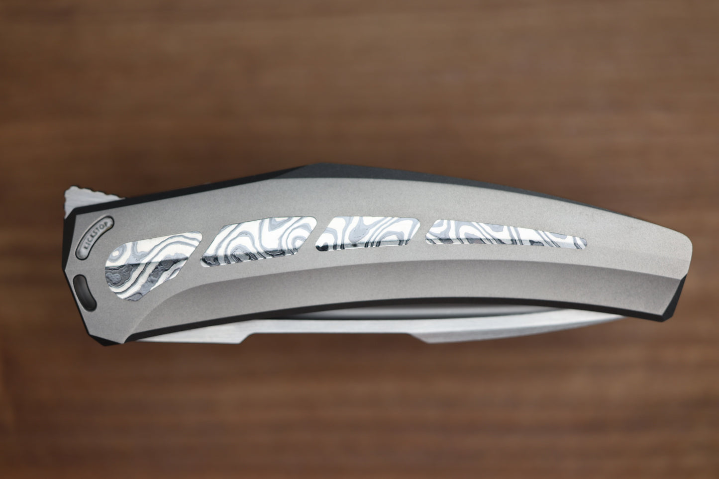 TASHI BHARUCHA LARGE KRYPTON W/ LEE WILLIAMS KICKSTOP TITANIUM HANDLE W/ MONOCHROME DARK TIMASCUS INLAYS & ELMAX (PREOWNED)