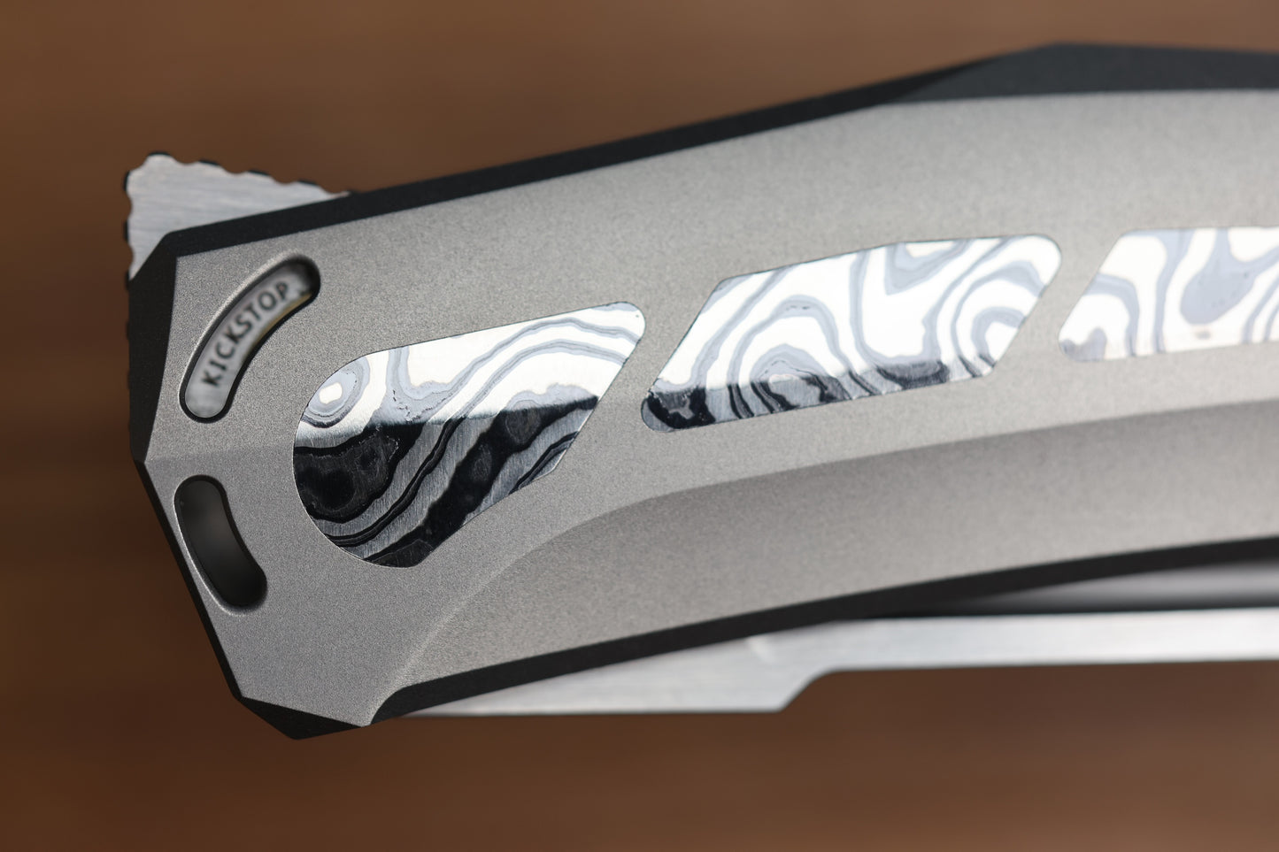 TASHI BHARUCHA LARGE KRYPTON W/ LEE WILLIAMS KICKSTOP TITANIUM HANDLE W/ MONOCHROME DARK TIMASCUS INLAYS & ELMAX (PREOWNED)