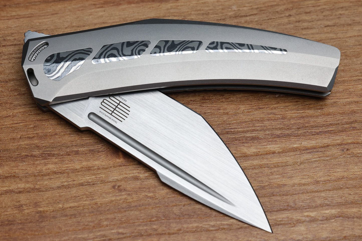 TASHI BHARUCHA LARGE KRYPTON W/ LEE WILLIAMS KICKSTOP TITANIUM HANDLE W/ MONOCHROME DARK TIMASCUS INLAYS & ELMAX (PREOWNED)