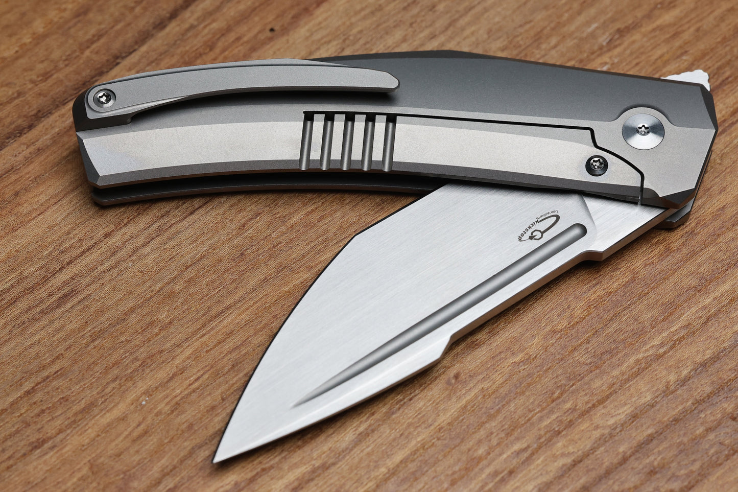 TASHI BHARUCHA LARGE KRYPTON W/ LEE WILLIAMS KICKSTOP TITANIUM HANDLE W/ MONOCHROME DARK TIMASCUS INLAYS & ELMAX (PREOWNED)