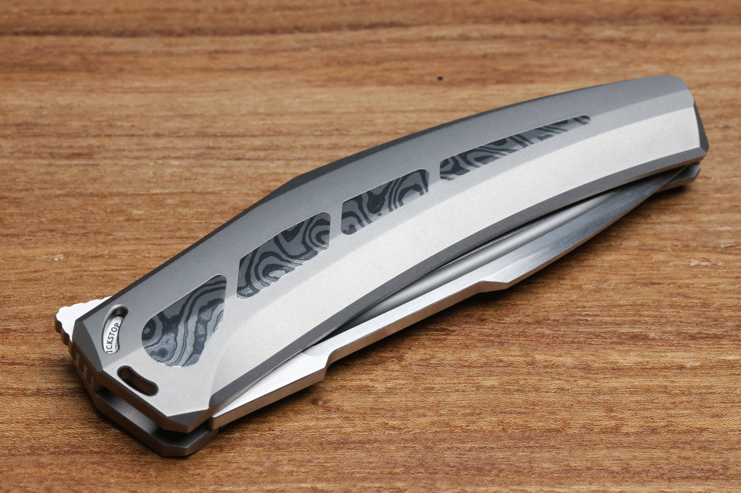 TASHI BHARUCHA LARGE KRYPTON W/ LEE WILLIAMS KICKSTOP TITANIUM HANDLE W/ MONOCHROME DARK TIMASCUS INLAYS & ELMAX (PREOWNED)