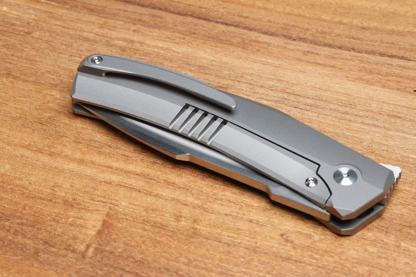 TASHI BHARUCHA LARGE KRYPTON W/ LEE WILLIAMS KICKSTOP TITANIUM HANDLE W/ MONOCHROME DARK TIMASCUS INLAYS & ELMAX (PREOWNED)
