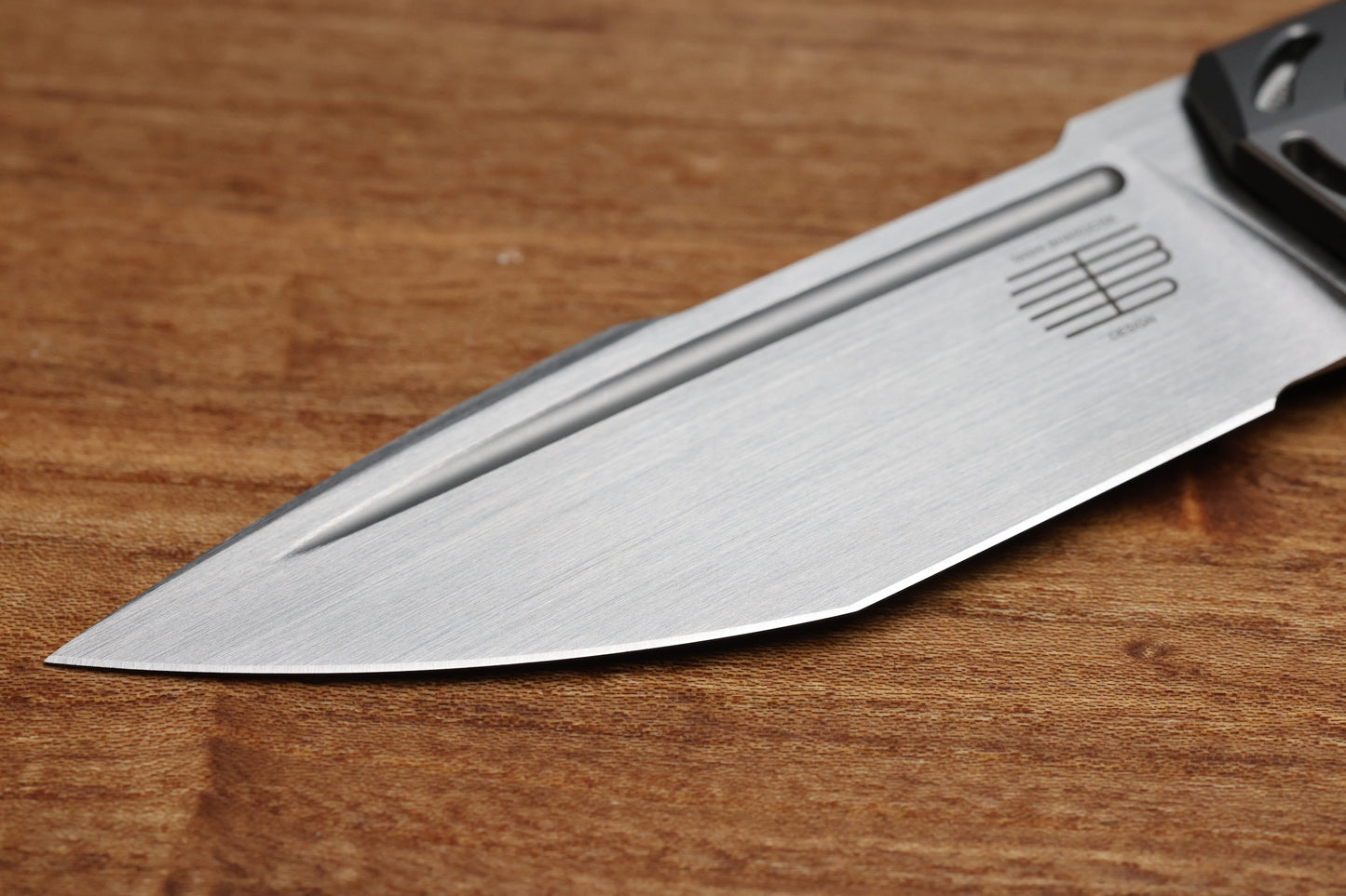 TASHI BHARUCHA LARGE KRYPTON W/ LEE WILLIAMS KICKSTOP TITANIUM HANDLE W/ MONOCHROME DARK TIMASCUS INLAYS & ELMAX (PREOWNED)