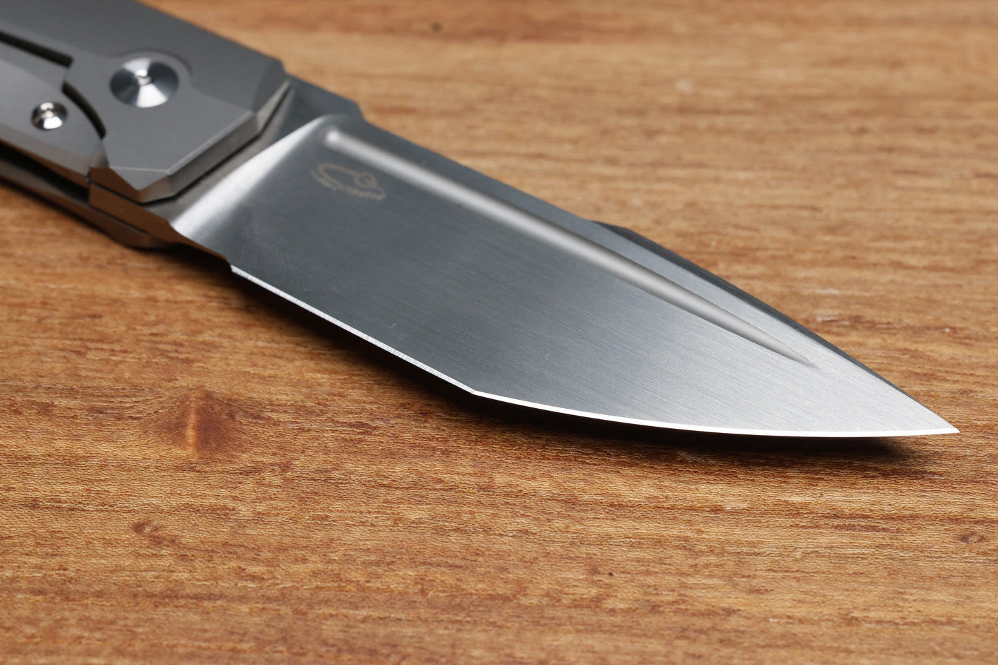 TASHI BHARUCHA LARGE KRYPTON W/ LEE WILLIAMS KICKSTOP TITANIUM HANDLE W/ MONOCHROME DARK TIMASCUS INLAYS & ELMAX (PREOWNED)