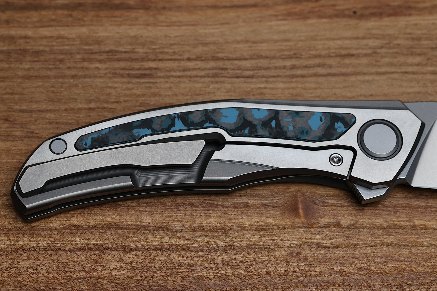 SHIROGOROV QUANTUM NL – CROMAX PM BLADE – TITANIUM HANDLE – BLUE CARBON INLAY – MRBS