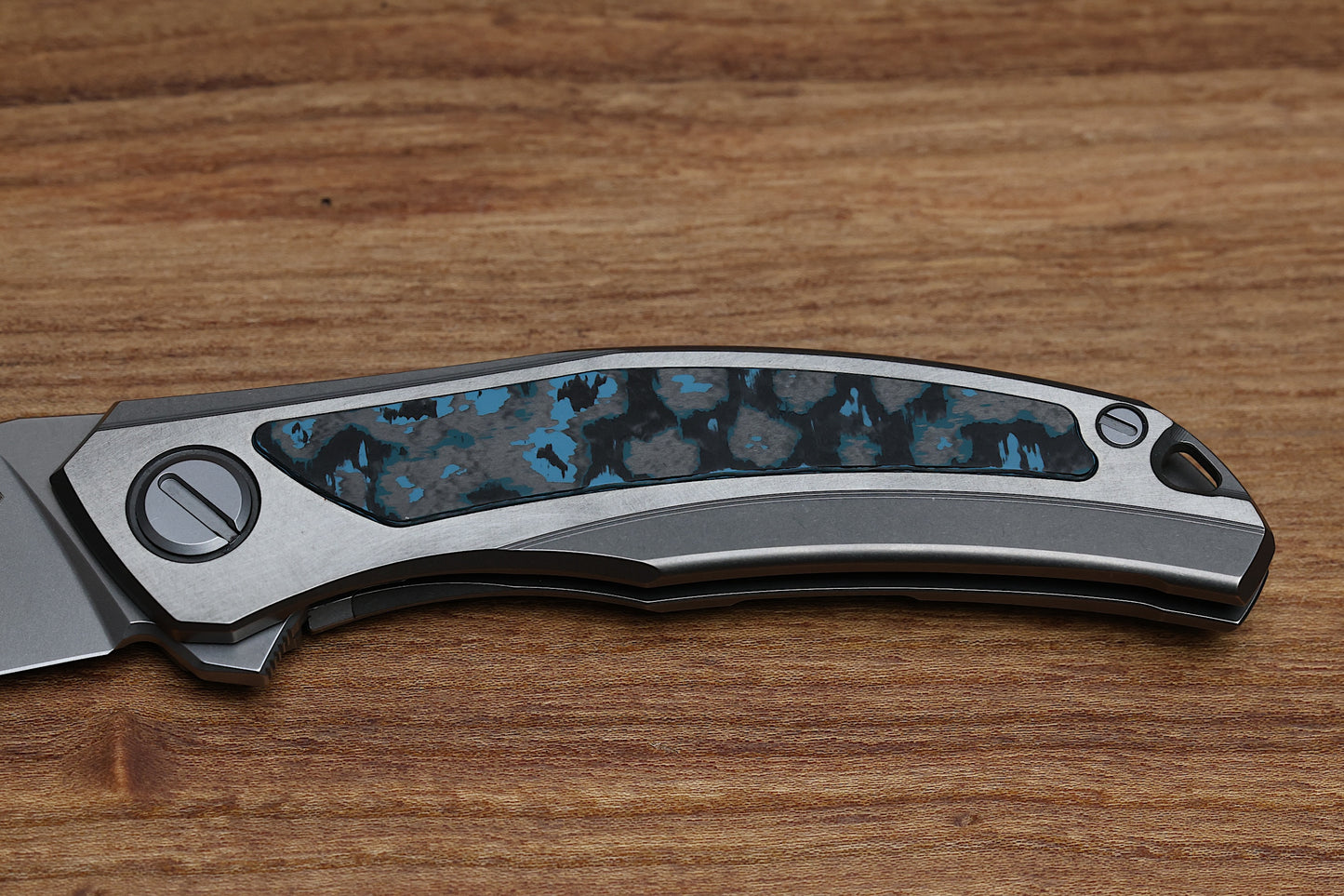 SHIROGOROV QUANTUM NL – CROMAX PM BLADE – TITANIUM HANDLE – BLUE CARBON INLAY – MRBS