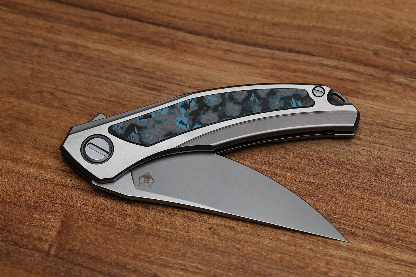 SHIROGOROV QUANTUM NL – CROMAX PM BLADE – TITANIUM HANDLE – BLUE CARBON INLAY – MRBS