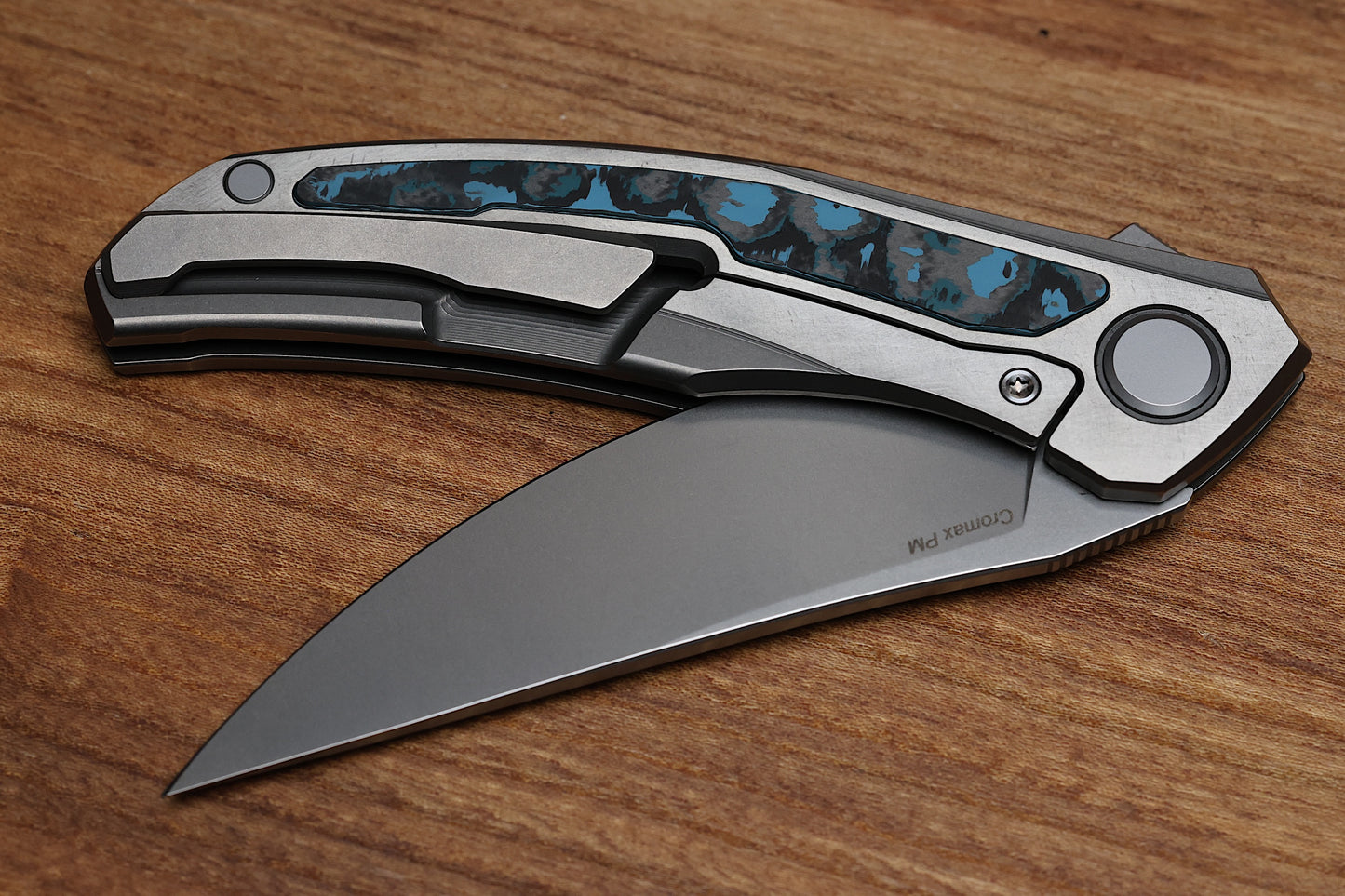 SHIROGOROV QUANTUM NL – CROMAX PM BLADE – TITANIUM HANDLE – BLUE CARBON INLAY – MRBS