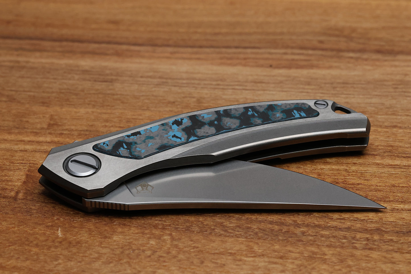 SHIROGOROV QUANTUM NL – CROMAX PM BLADE – TITANIUM HANDLE – BLUE CARBON INLAY – MRBS