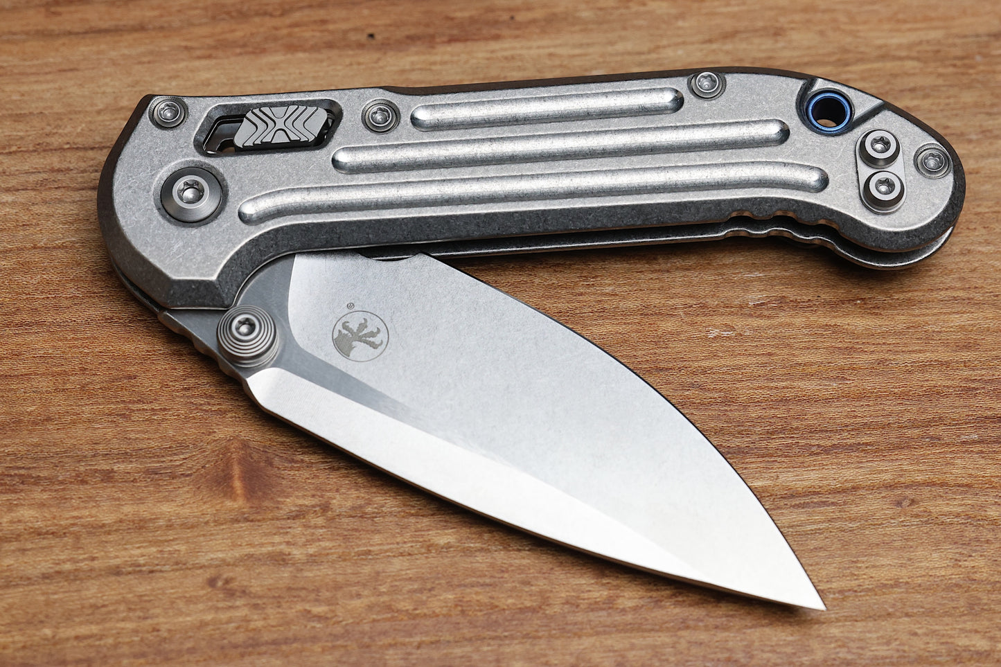MICROTECH MARFIONE SELECT LUDT RAM-LOK MANUAL GROOVED TITANIUM STONEWASH M390MK BLUE TI ACCENT 1135RLG-10MS2