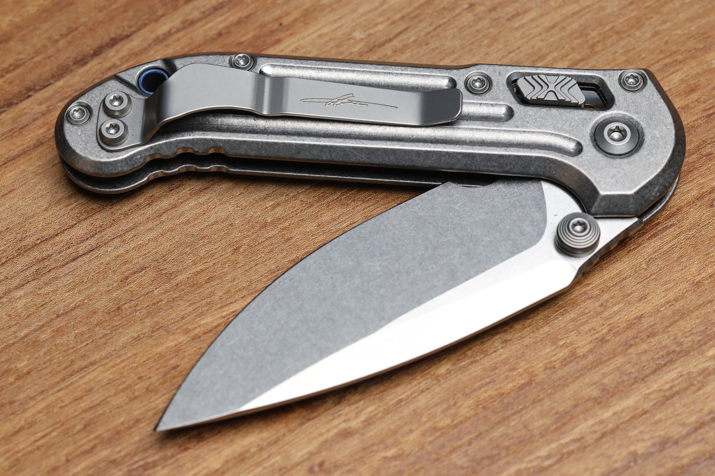 MICROTECH MARFIONE SELECT LUDT RAM-LOK MANUAL GROOVED TITANIUM STONEWASH M390MK BLUE TI ACCENT 1135RLG-10MS2