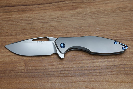 KOENIG KNIVES ARIUS – SMOOTH TITANIUM HANDLE – BLUE HARDWARE – BURNISHED W/ POLISHED FLATS M390 BLADE