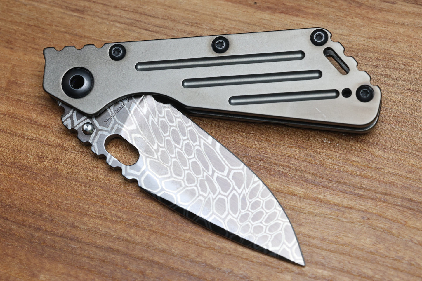 STRIDER KNIVES SMF KRYPTEK CAMO MAGNACUT BLADE, DARK BRONZE TITANIUM TOP, DARK BRONZE TITANIUM FRAME