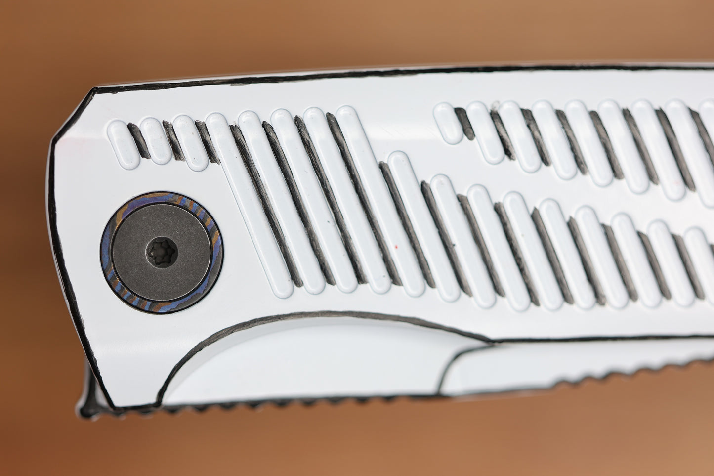 CUSTOM KNIFE FACTORY YETI GNOME 2.0 WHITE CEL SHADE TITANIUM & M398
