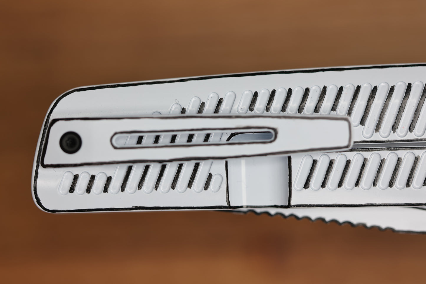 CUSTOM KNIFE FACTORY YETI GNOME 2.0 WHITE CEL SHADE TITANIUM & M398