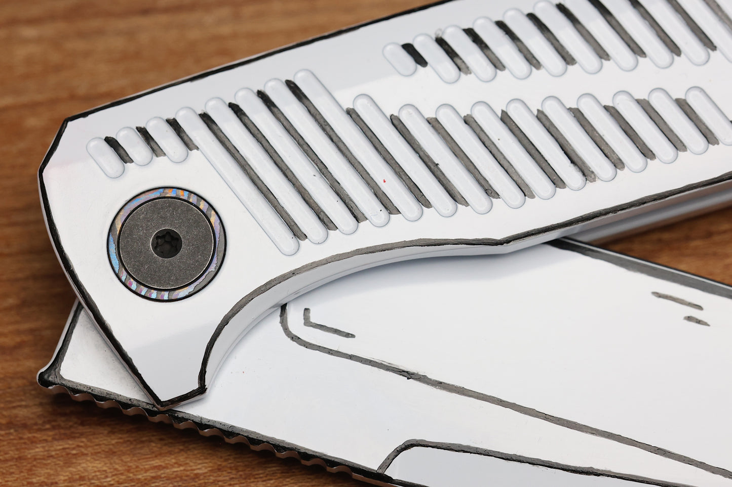 CUSTOM KNIFE FACTORY YETI GNOME 2.0 WHITE CEL SHADE TITANIUM & M398
