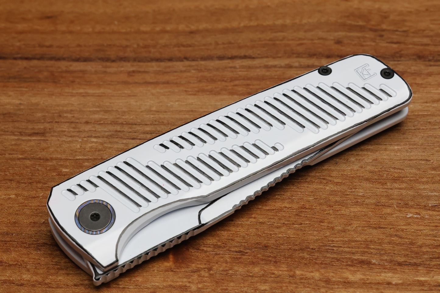 CUSTOM KNIFE FACTORY YETI GNOME 2.0 WHITE CEL SHADE TITANIUM & M398