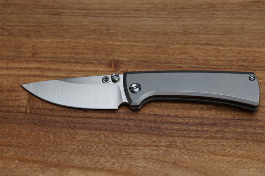 CHAVES ULTRAMAR RCK9 – DROP POINT – STONEWASH TITANIUM – BELT FINISH M390 BLADE