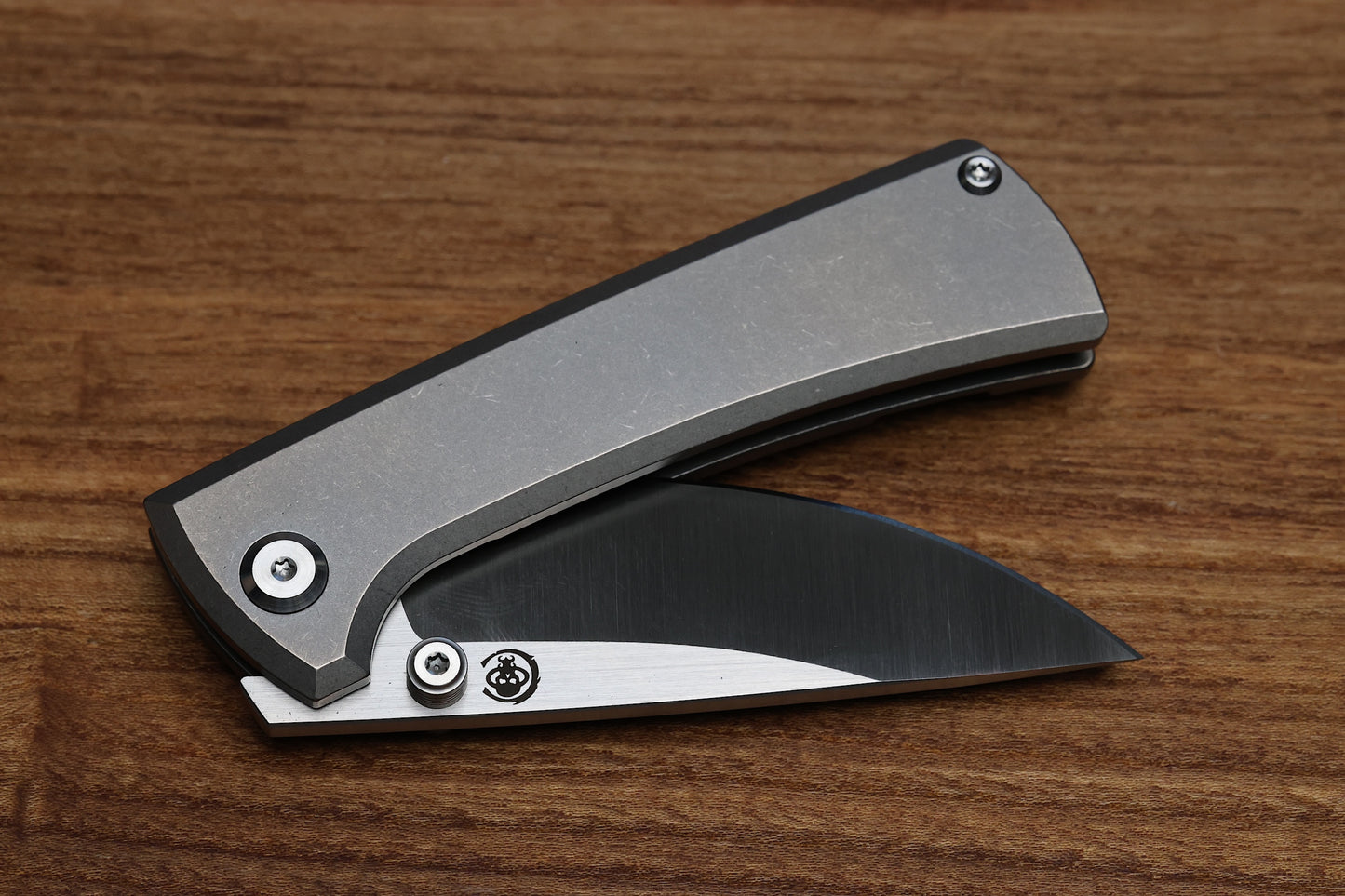 CHAVES ULTRAMAR RCK9 – DROP POINT – STONEWASH TITANIUM – BELT FINISH M390 BLADE