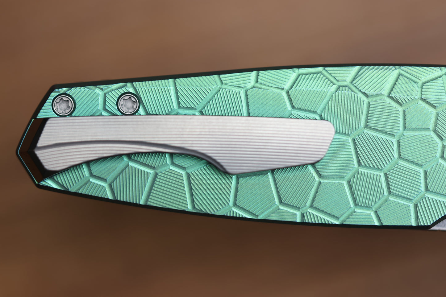 HOLT BLADEWORKS MORPHEUS - BURNISHED ANO TURTLE TITANIUM PATTERN WITH UDDEHOLM VANAX SUPERCLEAN BLADE #1925