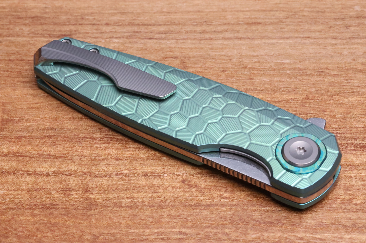 HOLT BLADEWORKS MORPHEUS - BURNISHED ANO TURTLE TITANIUM PATTERN WITH UDDEHOLM VANAX SUPERCLEAN BLADE #1925