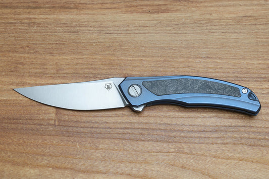 SHIROGOROV KNIVES "R1 EDITION" URSUS QUANTUM NL - CROMAX PM BLADE - BLUE TITANIUM HANDLE - R1 PATTERN CARBON FIBER INLAY - MRBS