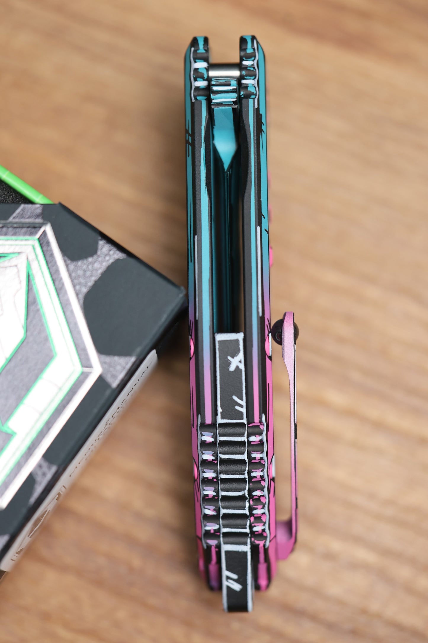 HERETIC KNIVES MEDUSA MANUAL - TANTO - MIAMI VICE - CEL SHADING - H009-CS-MV