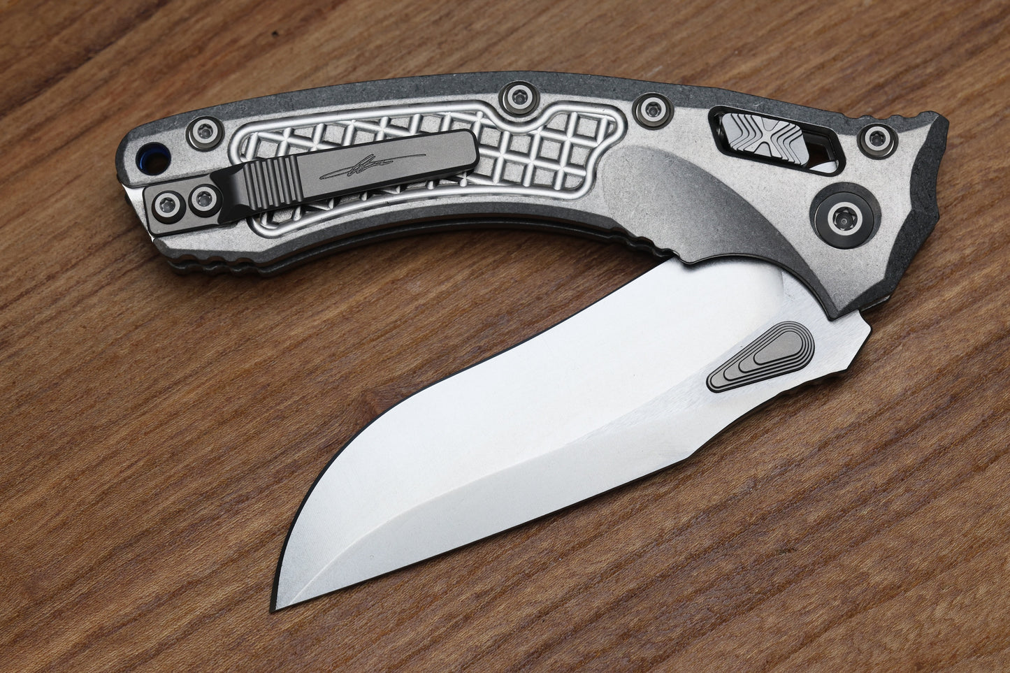 MICROTECH KNIVES "MARFIONE SELECT" AMPHIBIAN - RAM-LOK STONEWASH FINISH FRAG PATTERN TITANIUM W/ BLUE TITANIUM ACCENT 137RL-10FRMS2