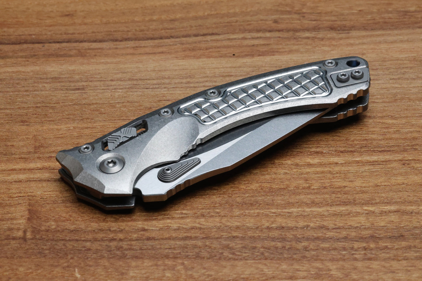 MICROTECH KNIVES "MARFIONE SELECT" AMPHIBIAN - RAM-LOK STONEWASH FINISH FRAG PATTERN TITANIUM W/ BLUE TITANIUM ACCENT 137RL-10FRMS2