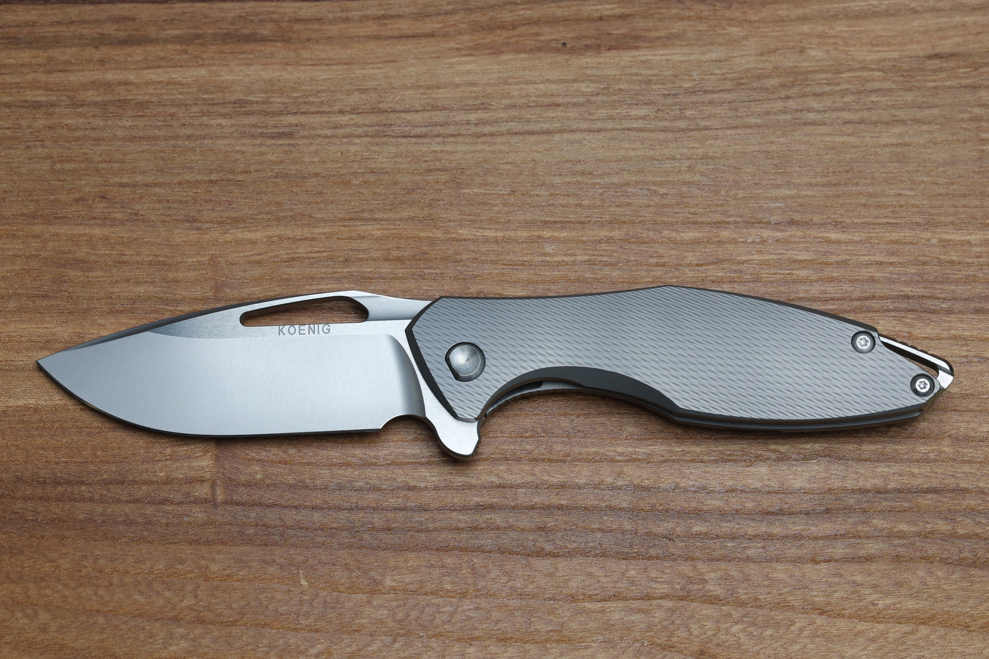 KOENIG KNIVES ARIUS - CORDA TITANIUM HANDLE - SILVER HARDWARE - BURNISHED W/ POLISHED FLATS M398 BLADE