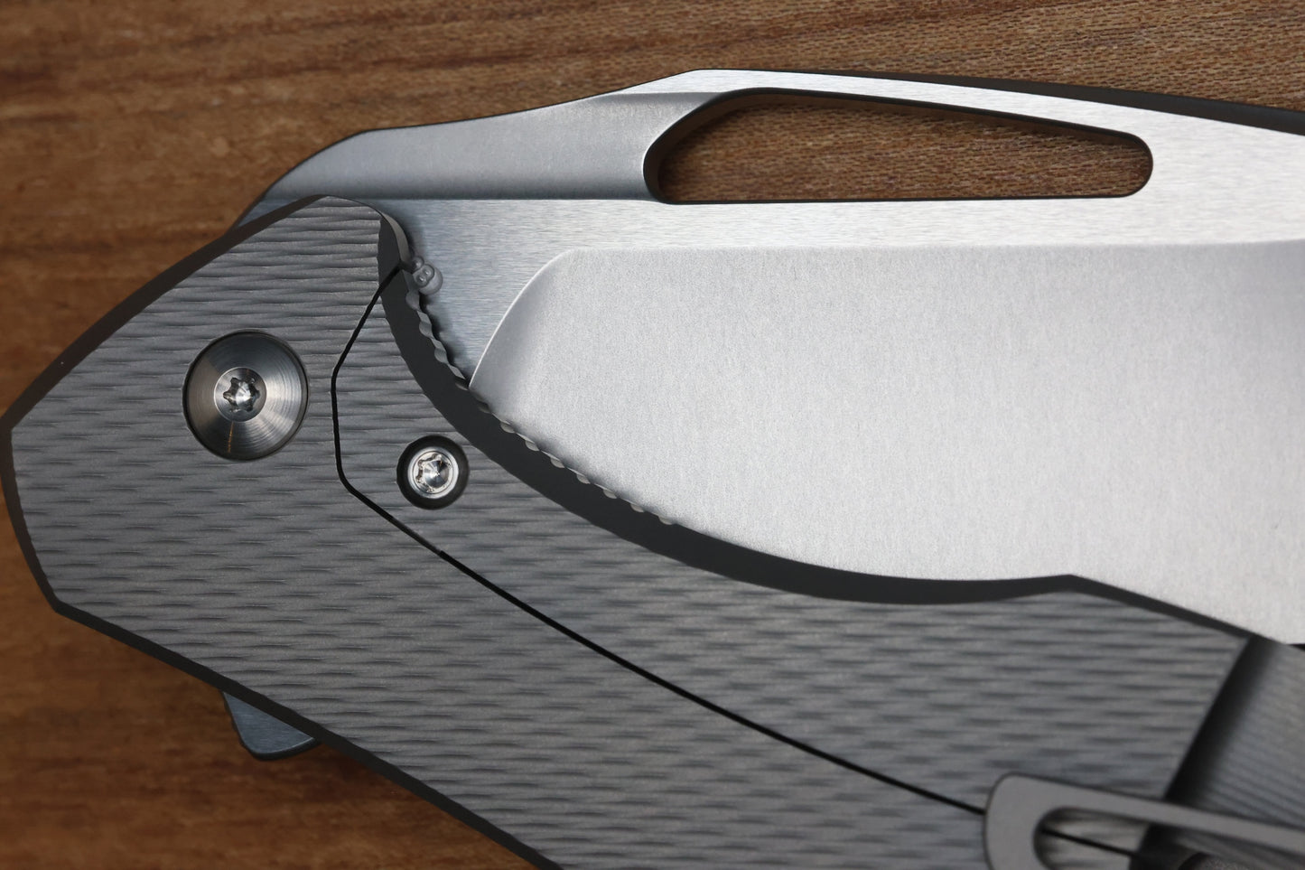 KOENIG KNIVES ARIUS - CORDA TITANIUM HANDLE - SILVER HARDWARE - BURNISHED W/ POLISHED FLATS M398 BLADE
