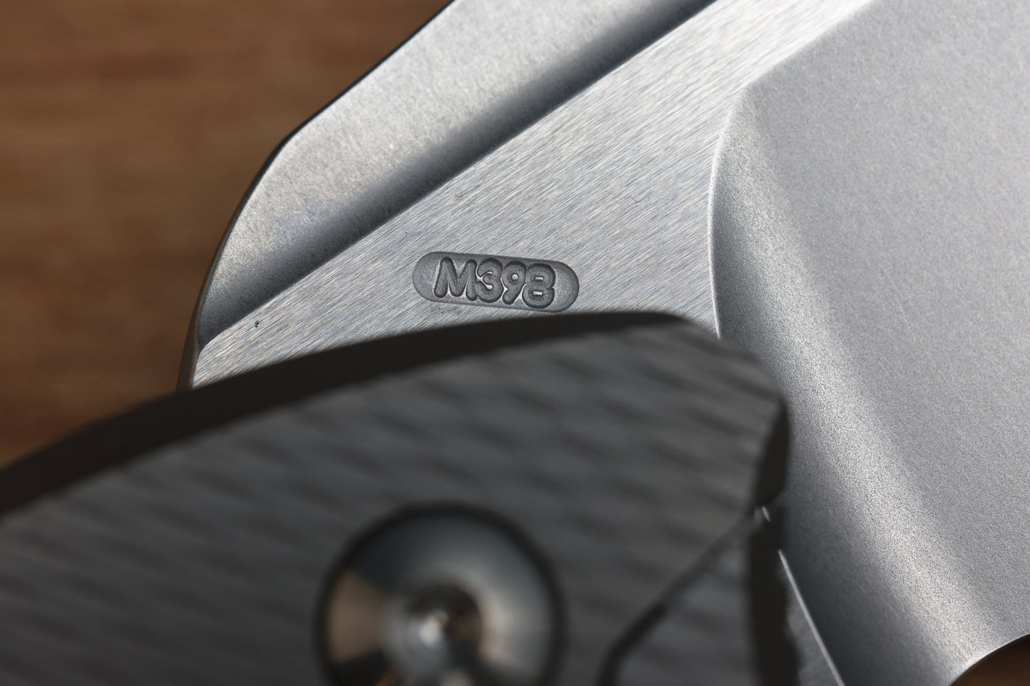 KOENIG KNIVES ARIUS - CORDA TITANIUM HANDLE - SILVER HARDWARE - BURNISHED W/ POLISHED FLATS M398 BLADE