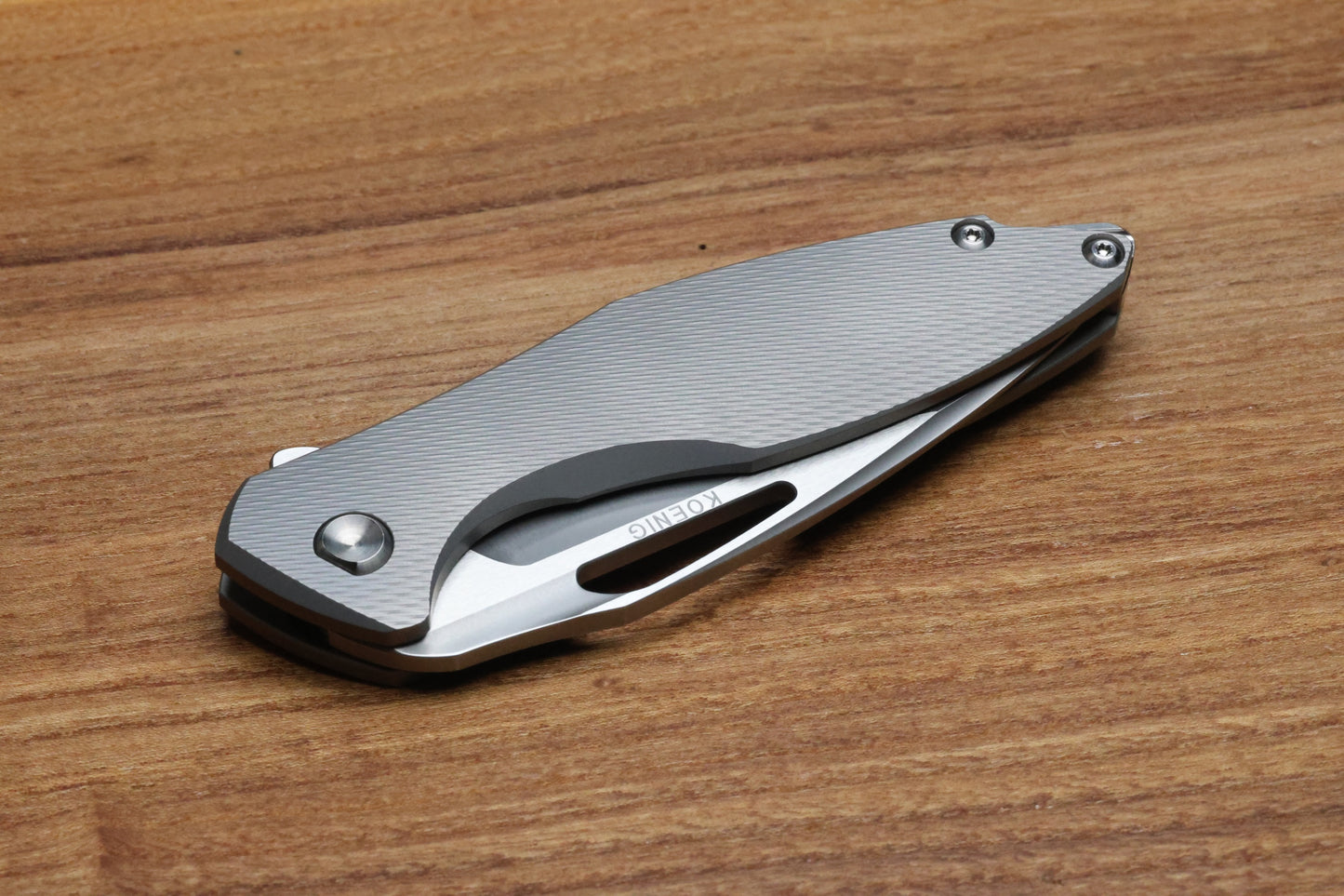 KOENIG KNIVES ARIUS - CORDA TITANIUM HANDLE - SILVER HARDWARE - BURNISHED W/ POLISHED FLATS M398 BLADE