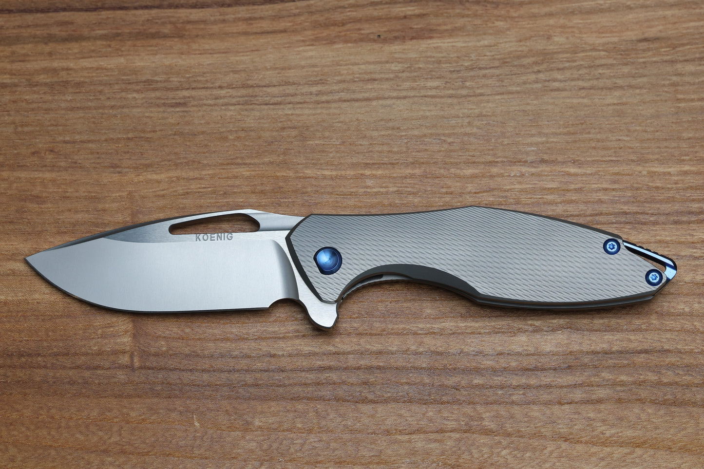 KOENIG KNIVES ARIUS - CORDA TITANIUM HANDLE - BLUE HARDWARE - BURNISHED W/ POLISHED FLATS M398 BLADE