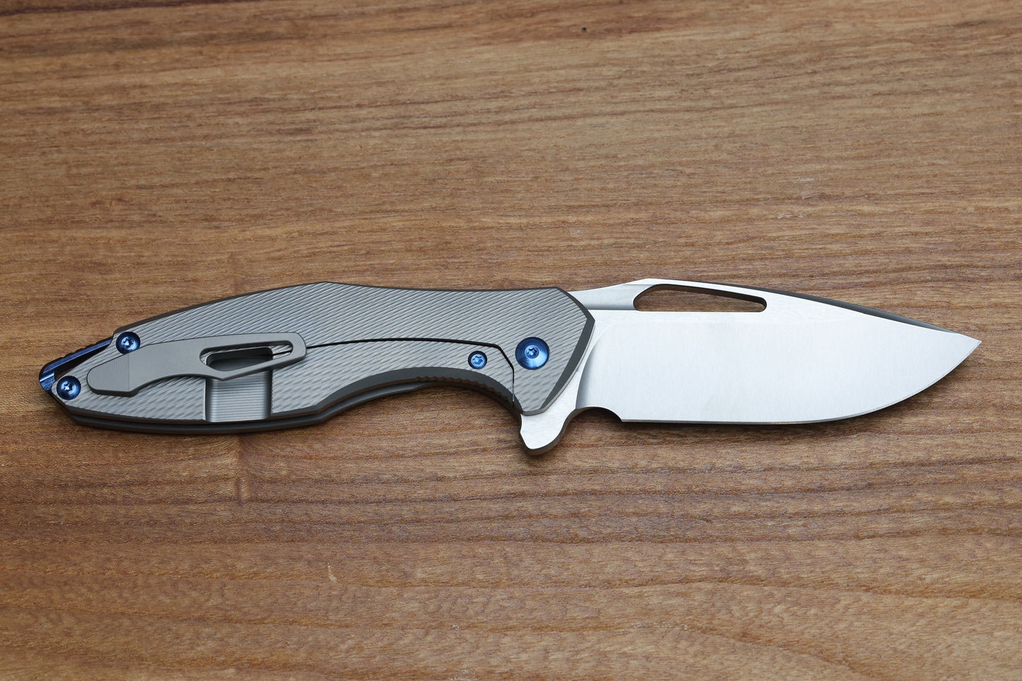 KOENIG KNIVES ARIUS - CORDA TITANIUM HANDLE - BLUE HARDWARE - BURNISHED W/ POLISHED FLATS M398 BLADE