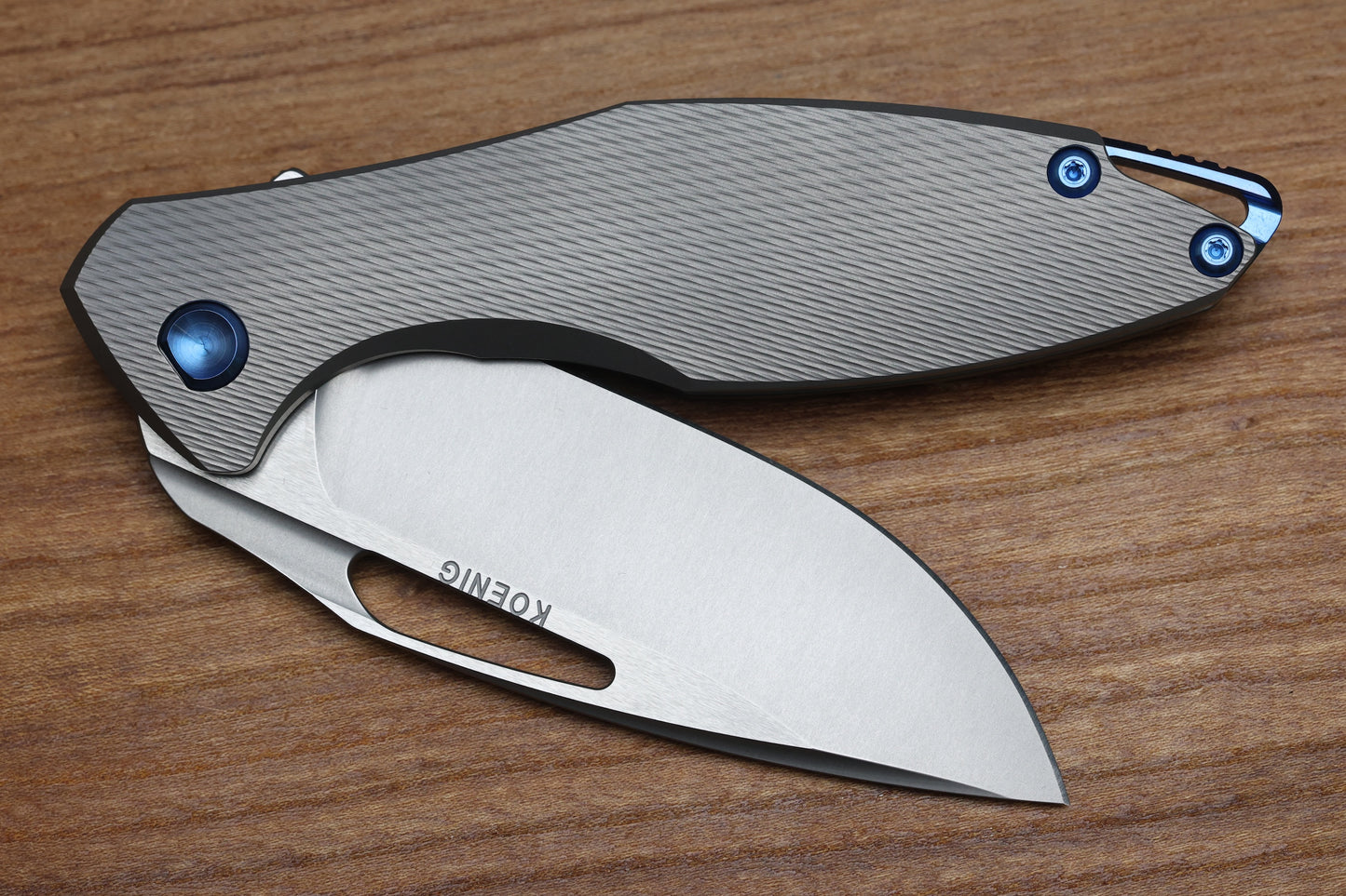 KOENIG KNIVES ARIUS - CORDA TITANIUM HANDLE - BLUE HARDWARE - BURNISHED W/ POLISHED FLATS M398 BLADE