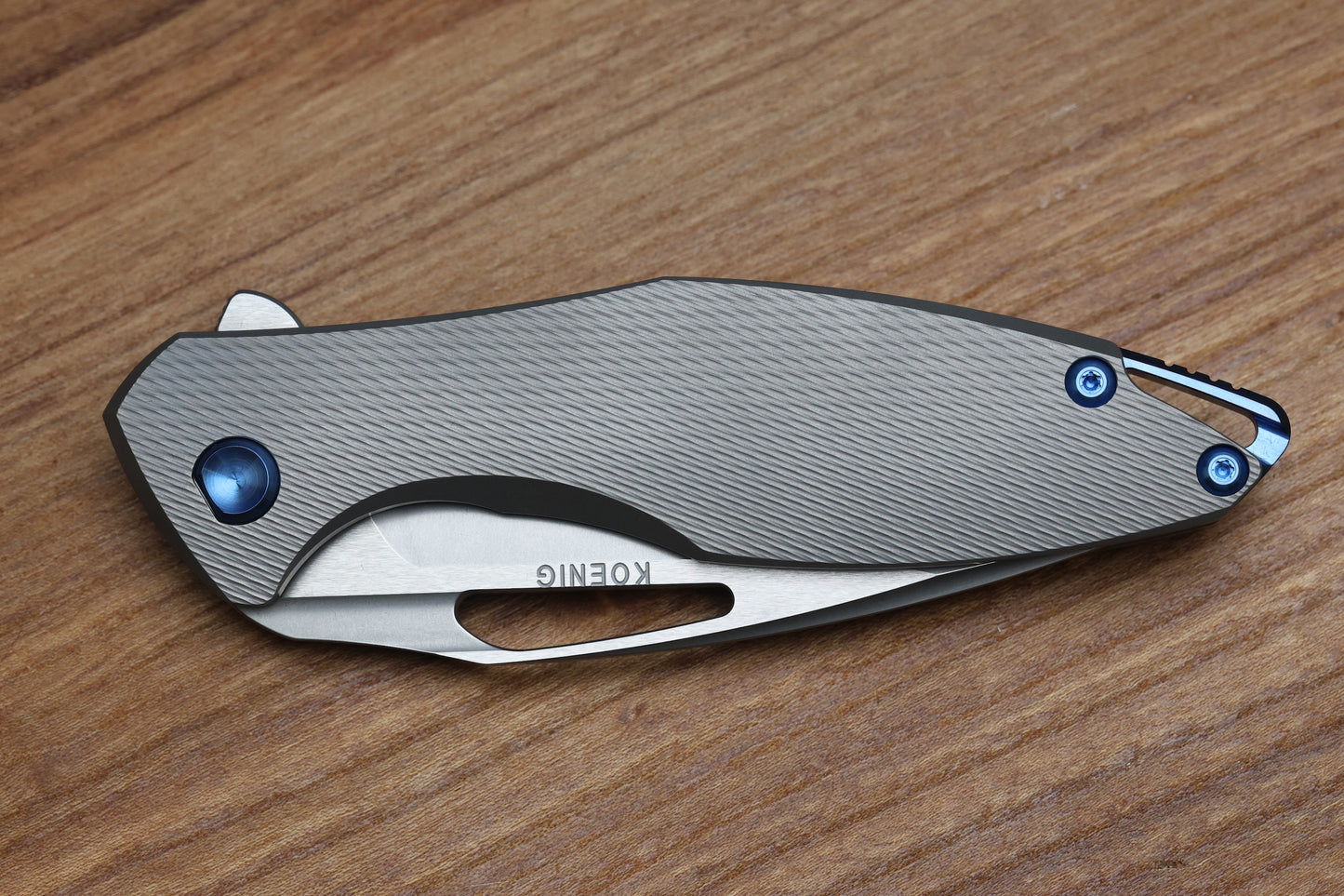 KOENIG KNIVES ARIUS - CORDA TITANIUM HANDLE - BLUE HARDWARE - BURNISHED W/ POLISHED FLATS M398 BLADE