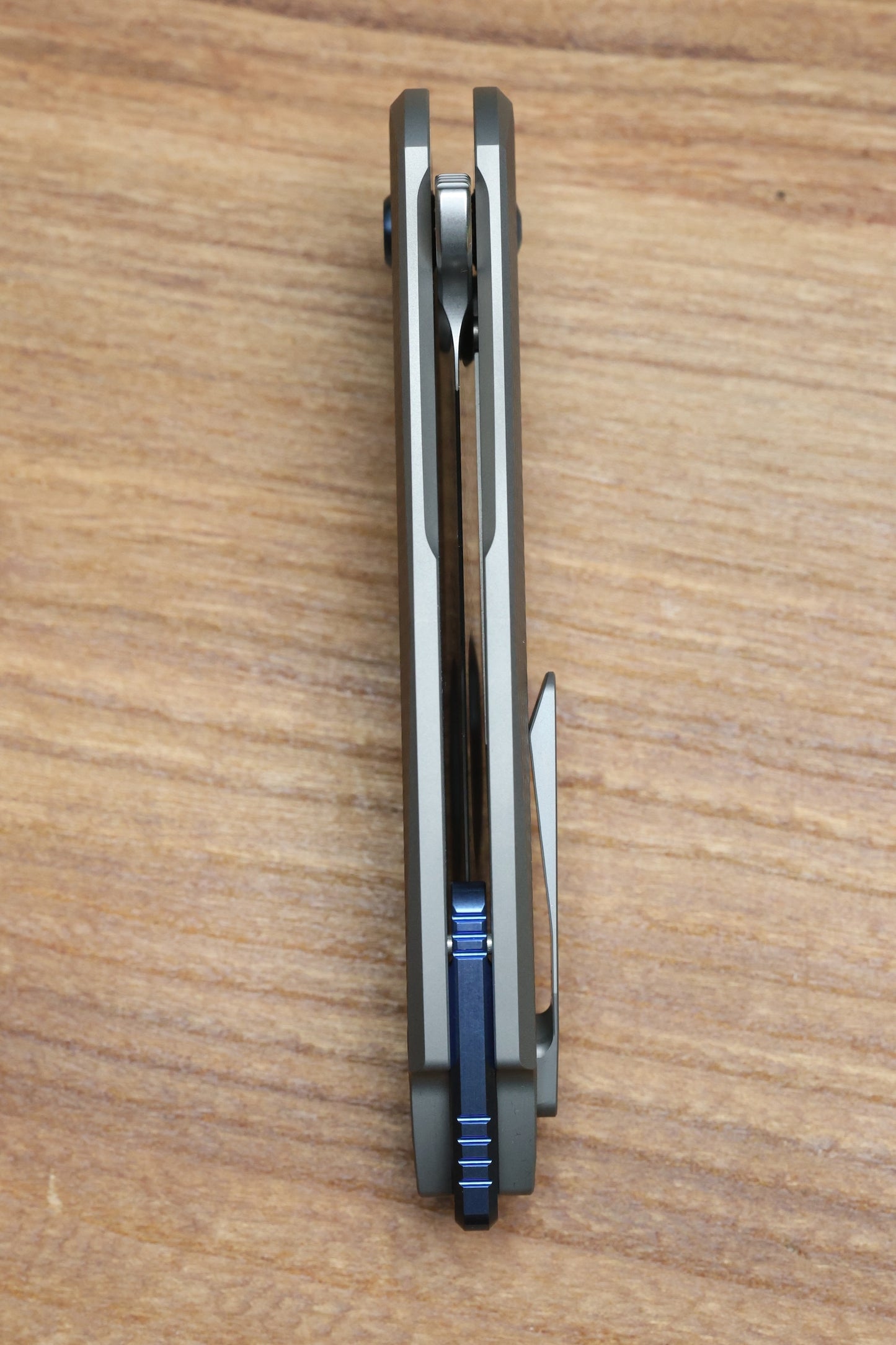 KOENIG KNIVES ARIUS - CORDA TITANIUM HANDLE - BLUE HARDWARE - BURNISHED W/ POLISHED FLATS M398 BLADE