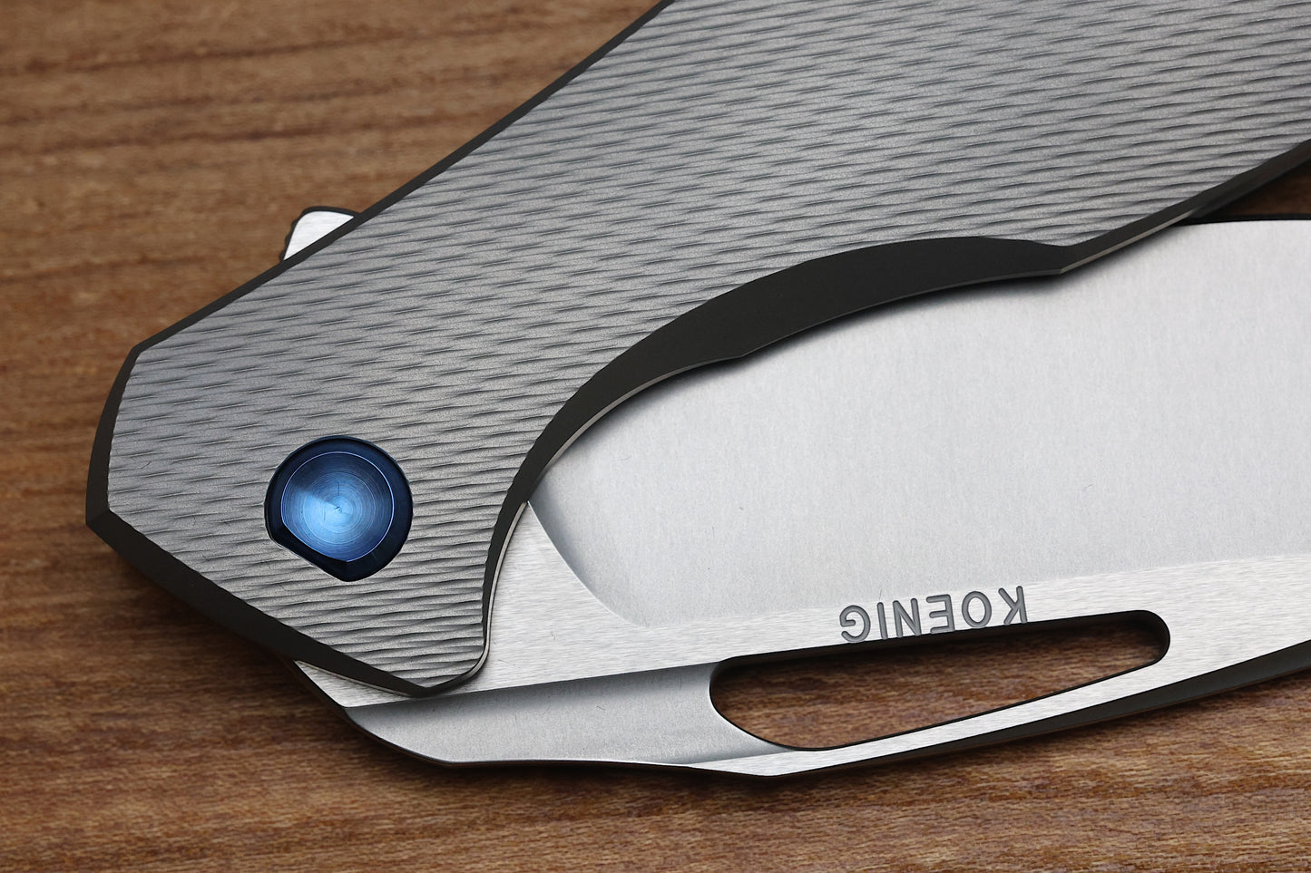 KOENIG KNIVES ARIUS - CORDA TITANIUM HANDLE - BLUE HARDWARE - BURNISHED W/ POLISHED FLATS M398 BLADE