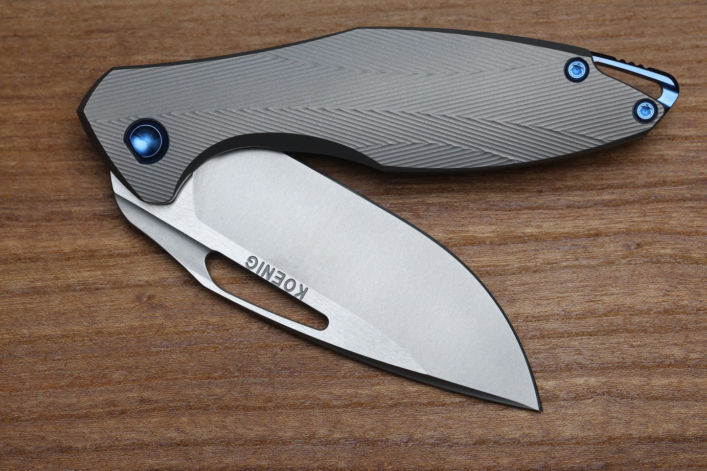KOENIG KNIVES MINI ARIUS - NON FLIPPER - PATTERNED TITANIUM HANDLE - BLUE HARDWARE - BURNISHED W/ POLISHED FLATS M390 BLADE