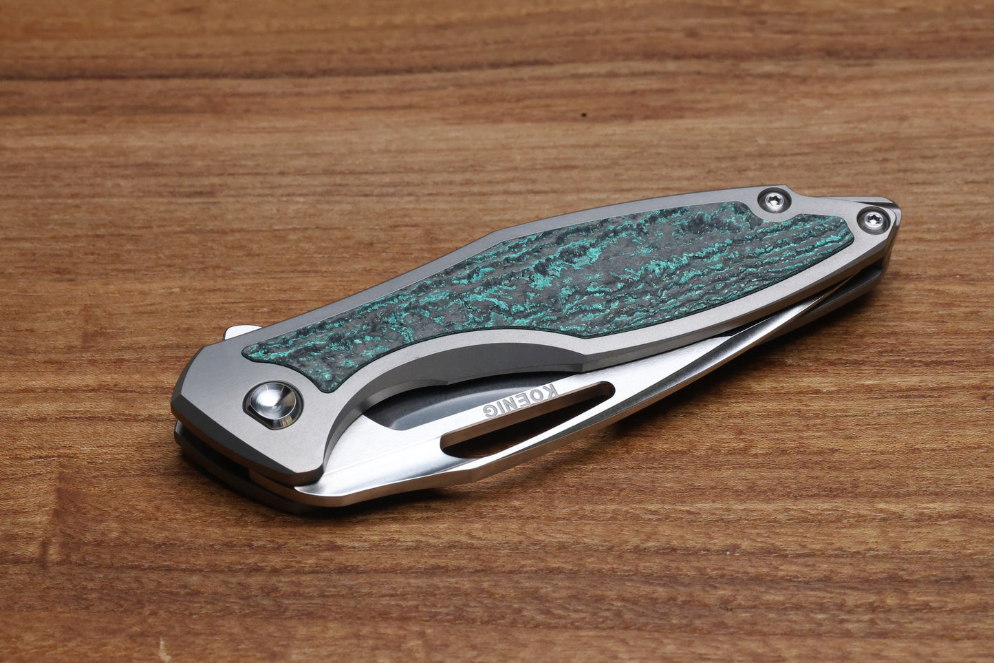 KOENIG KNIVES ARIUS FLIPPER - TEAL MAGNETIC CARBOTI INLAY M390