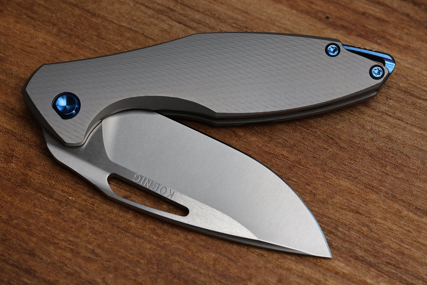 KOENIG MINI ARIUS - CORDA PATTERN - TITANIUM HANDLE - M390 BLADE