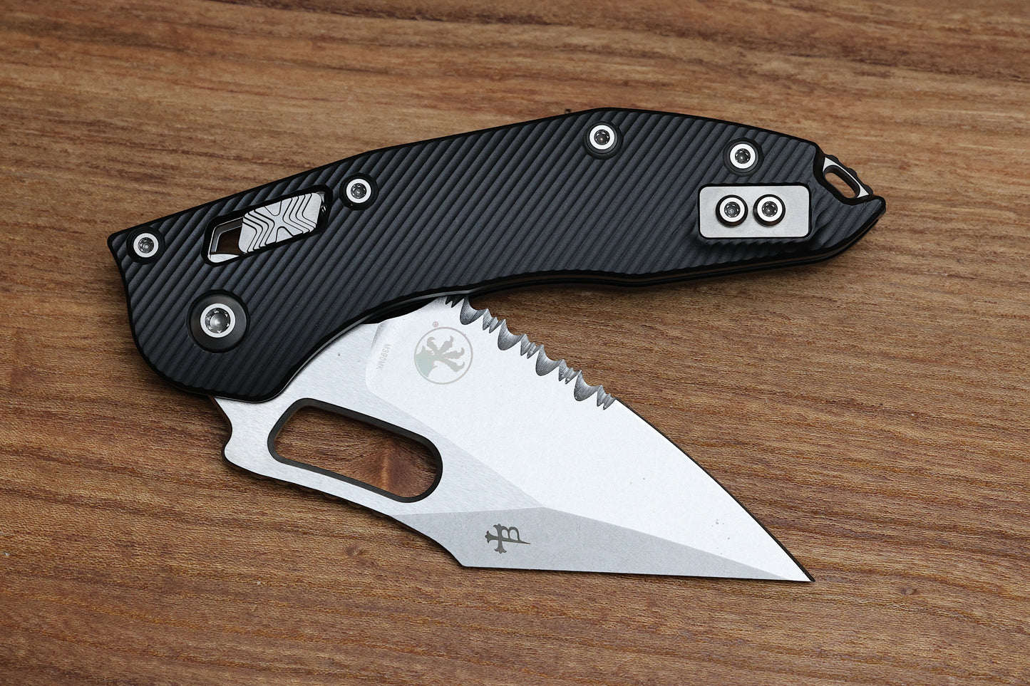 MICROTECH KNIVES MANUAL STITCH RAM LOK FLUTED BLACK ALUMINUM & PARTIAL SERRATED M390MK 169RL-11FL