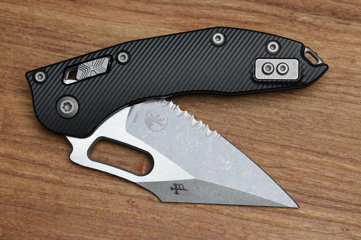 MICROTECH KNIVES MANUAL STITCH RAM LOK FLUTED BLACK ALUMINUM & APOCALYPTIC PARTIAL SERRATED M390MK 169RL-11APFL