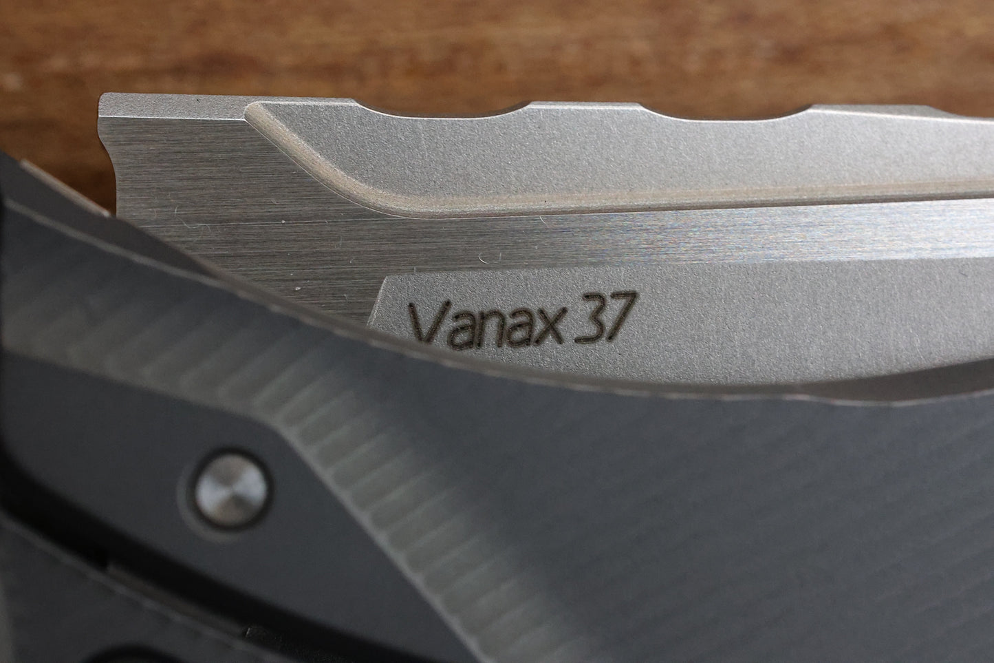 SHIROGOROV CUSTOM DIVISION F95NL – ELECTROWEAVE CARBOTI/TITANIUM HANDLE – VANAX 37 BLADE – SRRBS